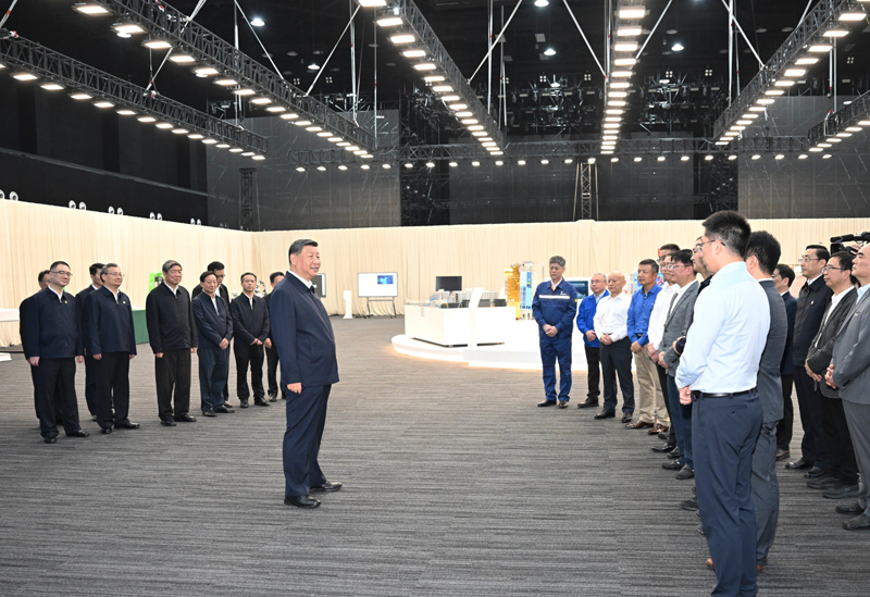 10月17日至18日,中共中央總書記、國家主席、中央軍委主席習近平在安徽考察。這是17日下午,習近平在合肥濱湖科學城考察時,同現場科研人員和企業負責人親切交流。